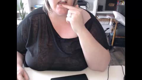 Snapshot of squirtymilfjess chatting on 02.27.25 Messi Jessi online show from 02.27.25