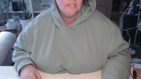 Snapshot of squirtymilfjess chatting on 11.12.25 Messi Jessi online show from 11.12.25