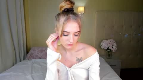 Snapshot of stacy_riiver chatting on 02.22.25 Stacy Mon Tue Wed Thu Fri Sun GMT GMT 3 1000am - 0400pm  online show from 02.22.25