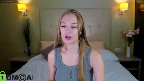 Snapshot of stacy_riiver chatting on 09.15.25 Stacy Mon Tue Wed Thu Fri Sun GMT GMT 3 1000am - 0400pm  online show from 09.15.25