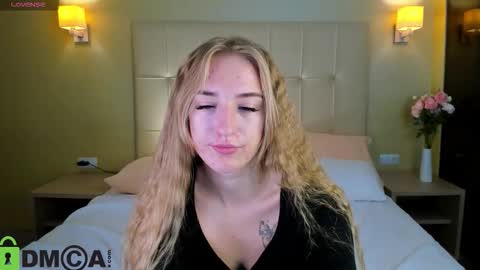 Snapshot of stacy_riiver chatting on 09.24.25 Stacy Mon Tue Wed Thu Fri Sun GMT GMT 3 1000am - 0400pm  online show from 09.24.25