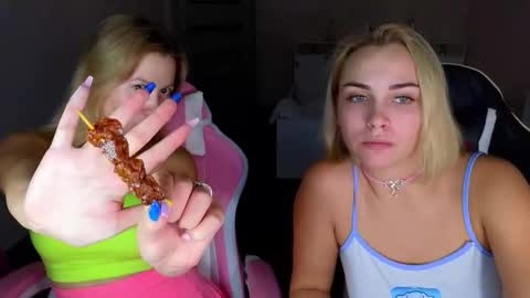 Snapshot of stefany_and_bettany chatting on 09.25.25 stefany_and_bettany online show from 09.25.25