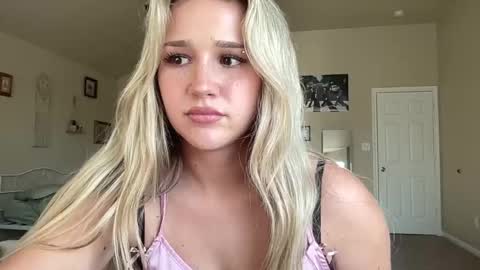 Snapshot of stellaraexox chatting on 09.17.25 stellaraexox online show from 09.17.25