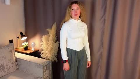 Snapshot of sueholt chatting on 11.18.25 Sue online show from 11.18.25