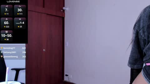 Snapshot of sumeragi_cat chatting on 01.18.25 Nicolle  online show from 01.18.25