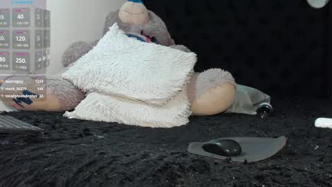 Snapshot of summer_romance chatting on 02.21.25 Andres-tattoos Derek Hairy online show from 02.21.25