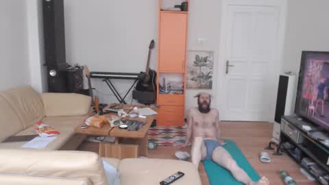 Snapshot of sunbeatshower chatting on 09.30.25 sunbeatshower online show from 09.30.25