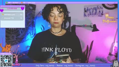 Snapshot of sweet_bluee chatting on 10.01.25 Tutti online show from 10.01.25