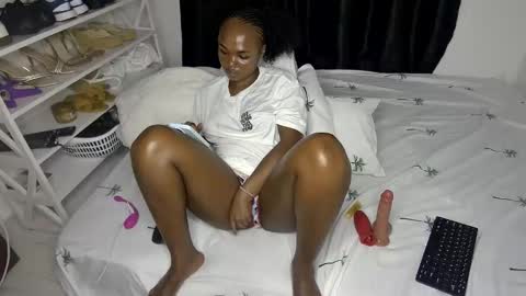 Snapshot of sweet_spoon chatting on 11.08.25 Nina online show from 11.08.25