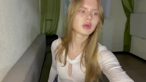 Snapshot of sweetlolly33 chatting on 11.10.25 Lola online show from 11.10.25