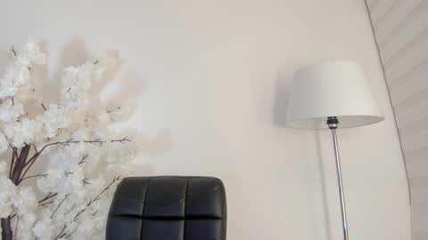 Snapshot of sweetsalice__ chatting on 02.28.25 Alice Woolridge online show from 02.28.25