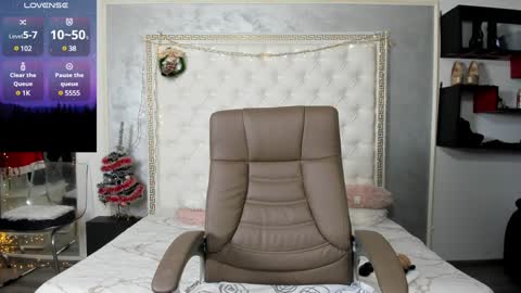 Snapshot of sweetsexangel chatting on 01.11.25 Goddess Allysse online show from 01.11.25