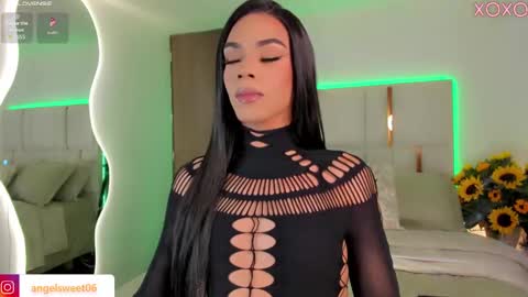 Snapshot of sweett_shinexx chatting on 09.28.25 angel online show from 09.28.25