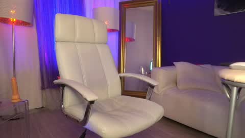 Snapshot of tais_athena chatting on 02.09.25 Margo online show from 02.09.25