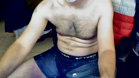 Snapshot of talltannhandsome chatting on 10.03.25 talltannhandsome online show from 10.03.25