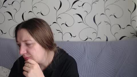 Snapshot of taxxxu chatting on 10.17.25 Diana online show from 10.17.25