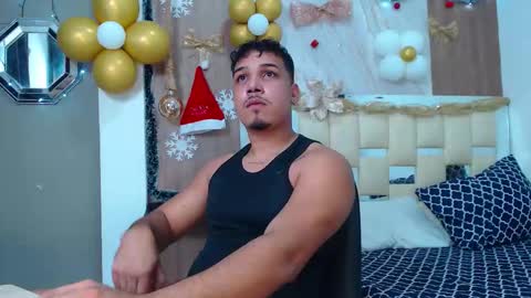 Snapshot of taylor_collins_2 chatting on 11.14.25 taylor_collins_2 online show from 11.14.25