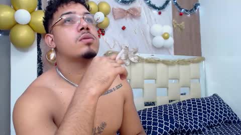 Snapshot of taylor_collins_2 chatting on 11.15.25 taylor_collins_2 online show from 11.15.25