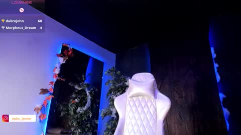 Snapshot of taylor_jonnees chatting on 10.14.25 Taylor Help me to get 100 thumbs up online show from 10.14.25