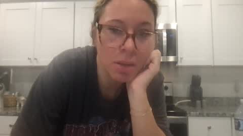 Snapshot of texas_blonde chatting on 10.07.25 Daphne Summers online show from 10.07.25