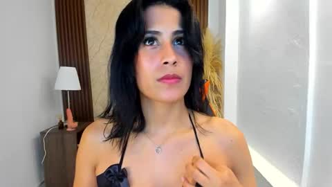 Snapshot of thais_kim chatting on 10.17.25 Sweet Thais online show from 10.17.25