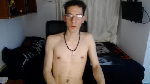 Snapshot of thebeatles18 chatting on 11.08.25 Axel online show from 11.08.25