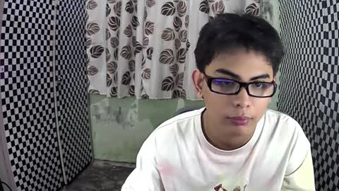 Snapshot of thehugecomeback chatting on 12.02.24 Xerxis online show from 12.02.24