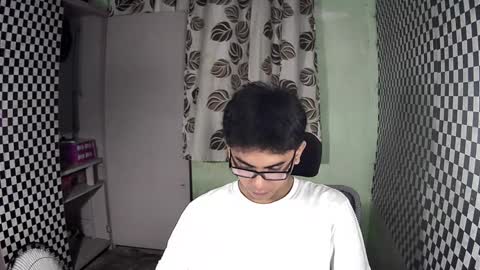 Snapshot of thehugecomeback chatting on 12.04.24 Xerxis online show from 12.04.24