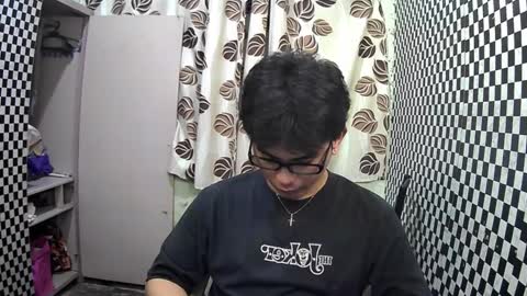 Snapshot of thehugecomeback chatting on 01.06.25 Xerxis online show from 01.06.25