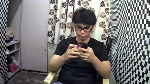 Snapshot of thehugecomeback chatting on 01.10.25 Xerxis online show from 01.10.25