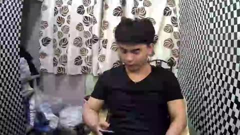 Snapshot of thehugecomeback chatting on 02.01.25 Xerxis online show from 02.01.25