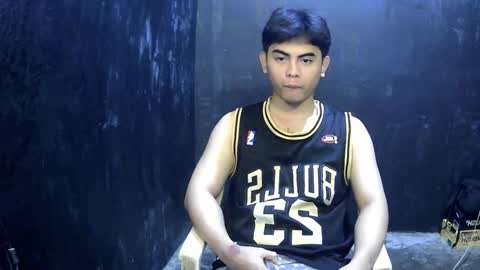 Snapshot of thehugecomeback chatting on 02.08.25 Xerxis online show from 02.08.25