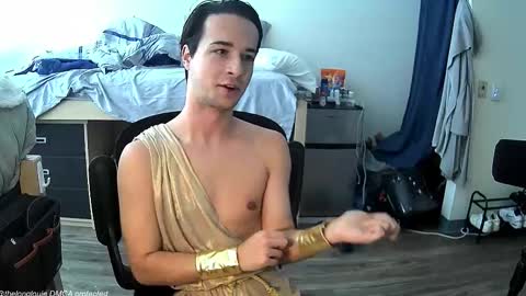 Snapshot of thelonglouie chatting on 10.28.25 Louie online show from 10.28.25