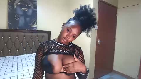 Snapshot of thickfantasy chatting on 10.14.25 zara online show from 10.14.25