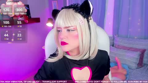 Snapshot of tiny__emmy chatting on 01.22.25 Emmy blue berry1 online show from 01.22.25