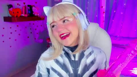 Snapshot of tiny__emmy chatting on 02.17.25 Emmy blue berry1 online show from 02.17.25