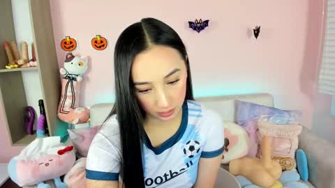 Snapshot of tiny_cora chatting on 10.03.25 tiny_cora online show from 10.03.25