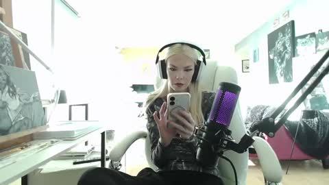 Snapshot of tinykylie chatting on 01.24.25 stage Kylie Sinner brand CLITBAIT online show from 01.24.25