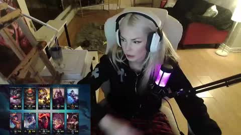 Snapshot of tinykylie chatting on 01.26.25 stage Kylie Sinner brand CLITBAIT online show from 01.26.25