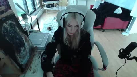 Snapshot of tinykylie chatting on 01.26.25 stage Kylie Sinner brand CLITBAIT online show from 01.26.25