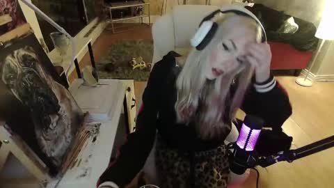 Snapshot of tinykylie chatting on 01.27.25 stage Kylie Sinner brand CLITBAIT online show from 01.27.25