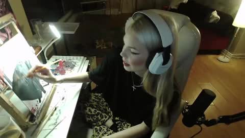 Snapshot of tinykylie chatting on 01.27.25 stage Kylie Sinner brand CLITBAIT online show from 01.27.25