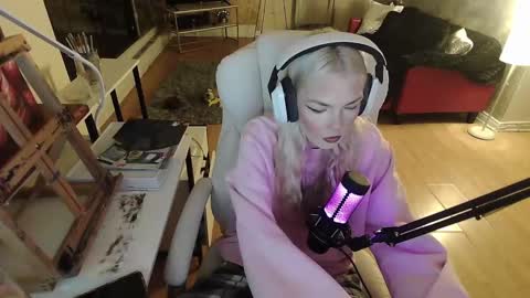 Snapshot of tinykylie chatting on 01.28.25 stage Kylie Sinner brand CLITBAIT online show from 01.28.25
