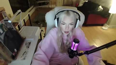 Snapshot of tinykylie chatting on 01.28.25 stage Kylie Sinner brand CLITBAIT online show from 01.28.25