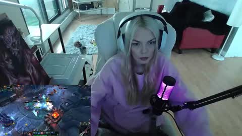 Snapshot of tinykylie chatting on 01.28.25 stage Kylie Sinner brand CLITBAIT online show from 01.28.25