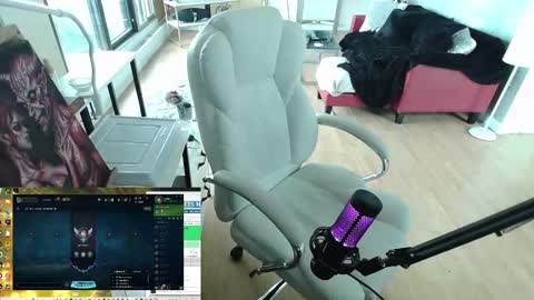 Snapshot of tinykylie chatting on 01.28.25 stage Kylie Sinner brand CLITBAIT online show from 01.28.25