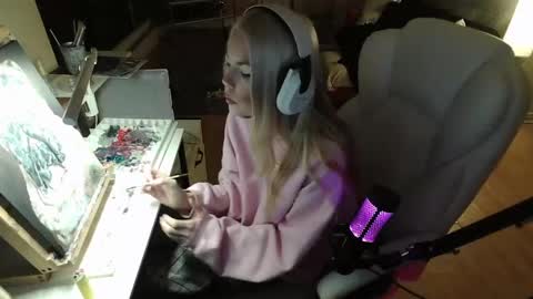 Snapshot of tinykylie chatting on 01.29.25 stage Kylie Sinner brand CLITBAIT online show from 01.29.25