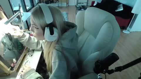 Snapshot of tinykylie chatting on 01.29.25 stage Kylie Sinner brand CLITBAIT online show from 01.29.25
