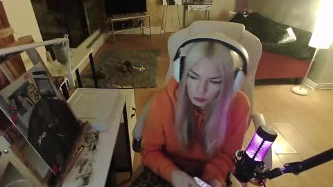 Snapshot of tinykylie chatting on 01.31.25 stage Kylie Sinner brand CLITBAIT online show from 01.31.25