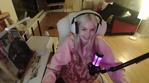 Snapshot of tinykylie chatting on 02.01.25 stage Kylie Sinner brand CLITBAIT online show from 02.01.25